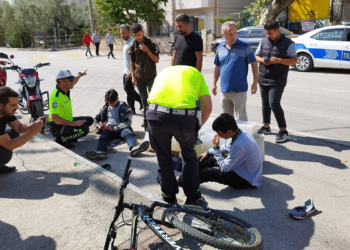 Motosikletle bisikletli öğrenciye çarptı; 3 yaralı