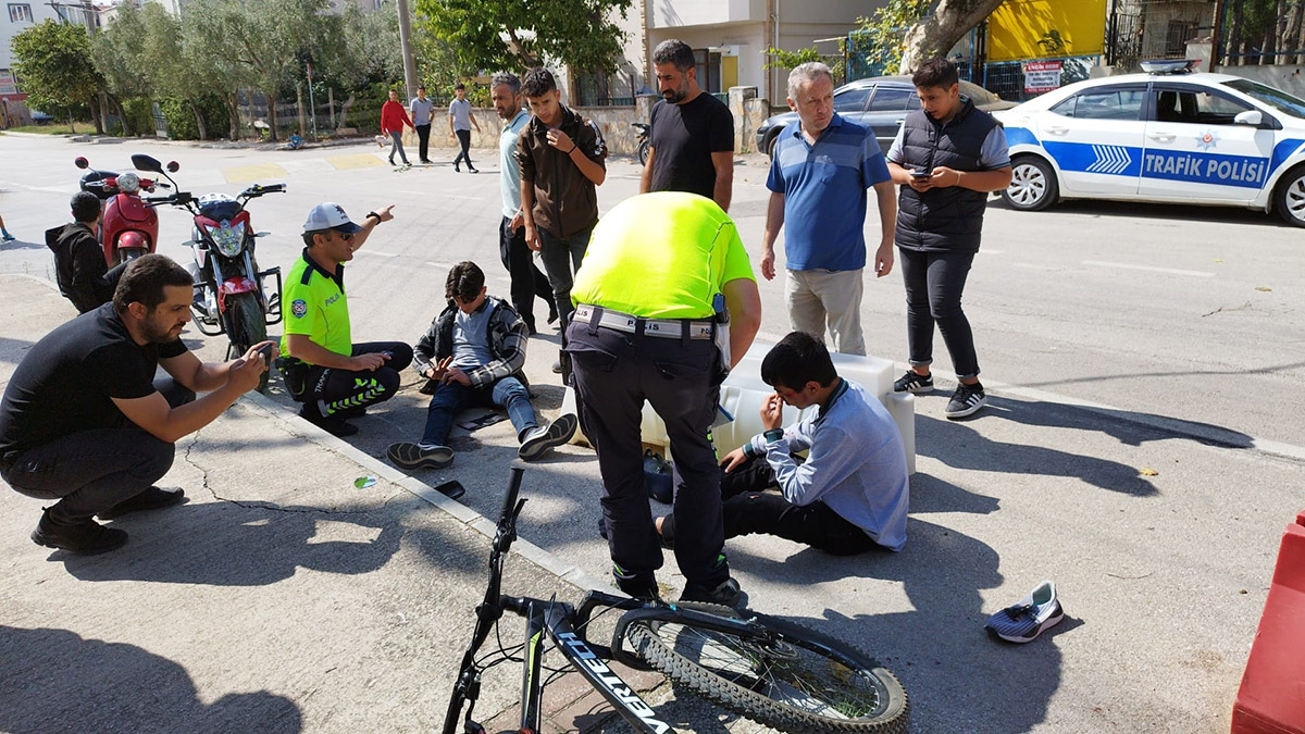 Motosikletle bisikletli öğrenciye çarptı; 3 yaralı