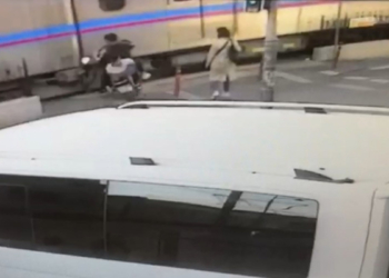 Motosikletle seyir halindeyken tramvaya çarptı