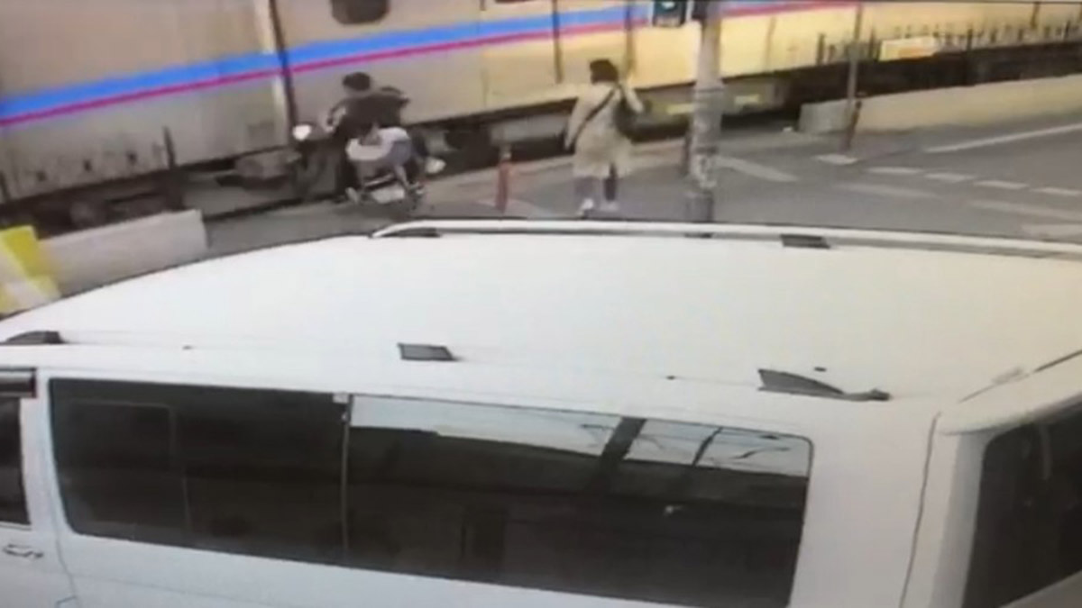 Motosikletle seyir halindeyken tramvaya çarptı