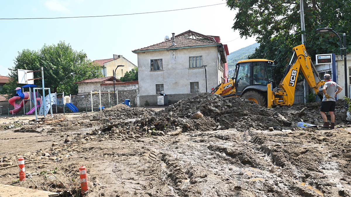 Mudanya'da sel felaketinin yaraları sarılıyor. Karanın denizle birleştiği, araçların sel sularında sürüklendiği, ev ve iş yerlerinin suyla dolduğu ilçede temizlik çalışmaları sürüyor.