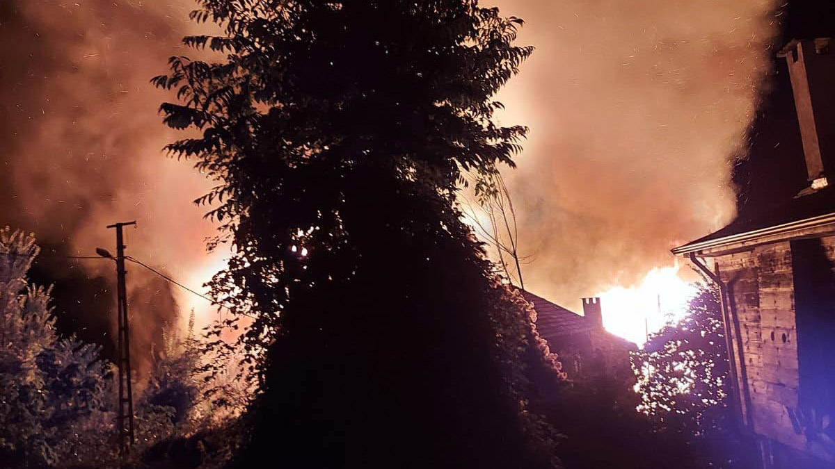 Müstakil evde çıkan yangın 5 eve sıçradı