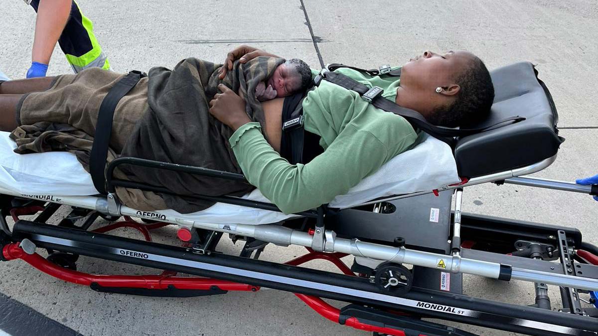 Nijeryalı yolcu uçakta doğum yaptı