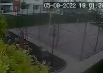 Oğluna top atan çocuğu dövdü; o anlar kamerada