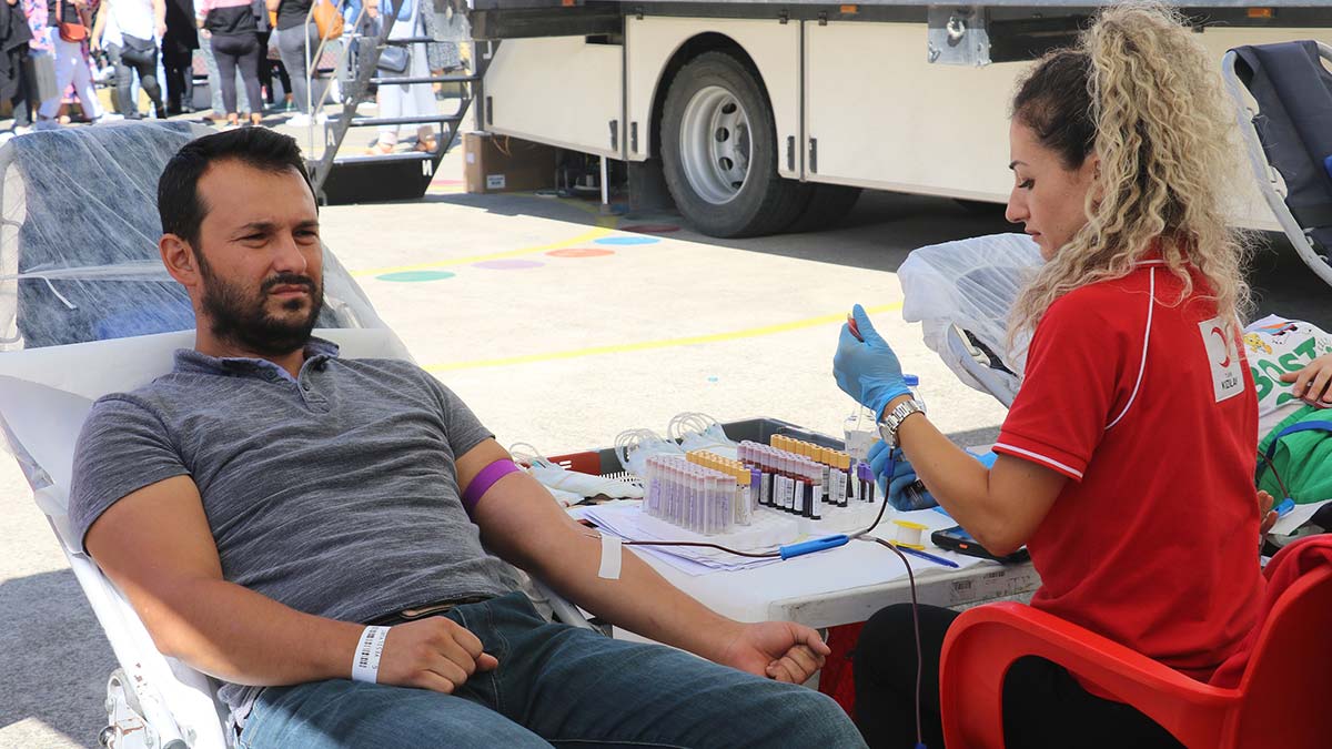 Öğrencilerin velileri kan bağışında bulundu