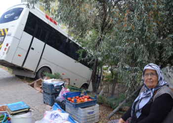 Öğrencisi servisi midibüsü site bahçesine girdi