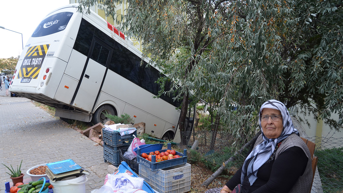 Öğrencisi servisi midibüsü site bahçesine girdi