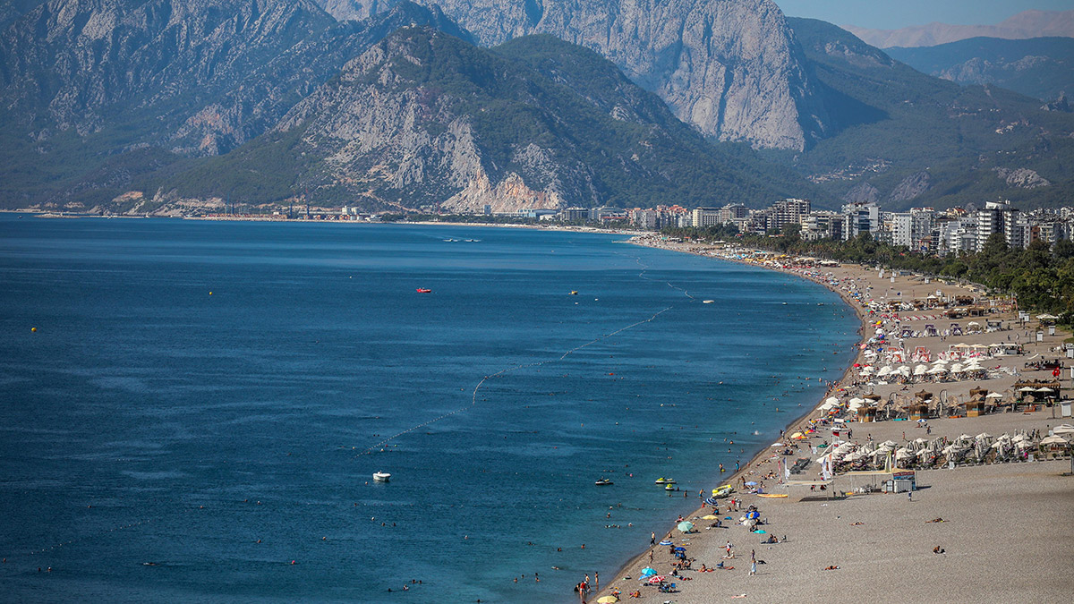 Okullar açıldı, Konyaaltı Sahili boş kaldı