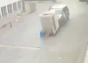 Otomobil çarpan seyyar arabasının altında kaldı