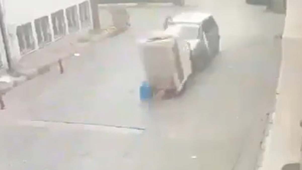 Otomobil çarpan seyyar arabasının altında kaldı