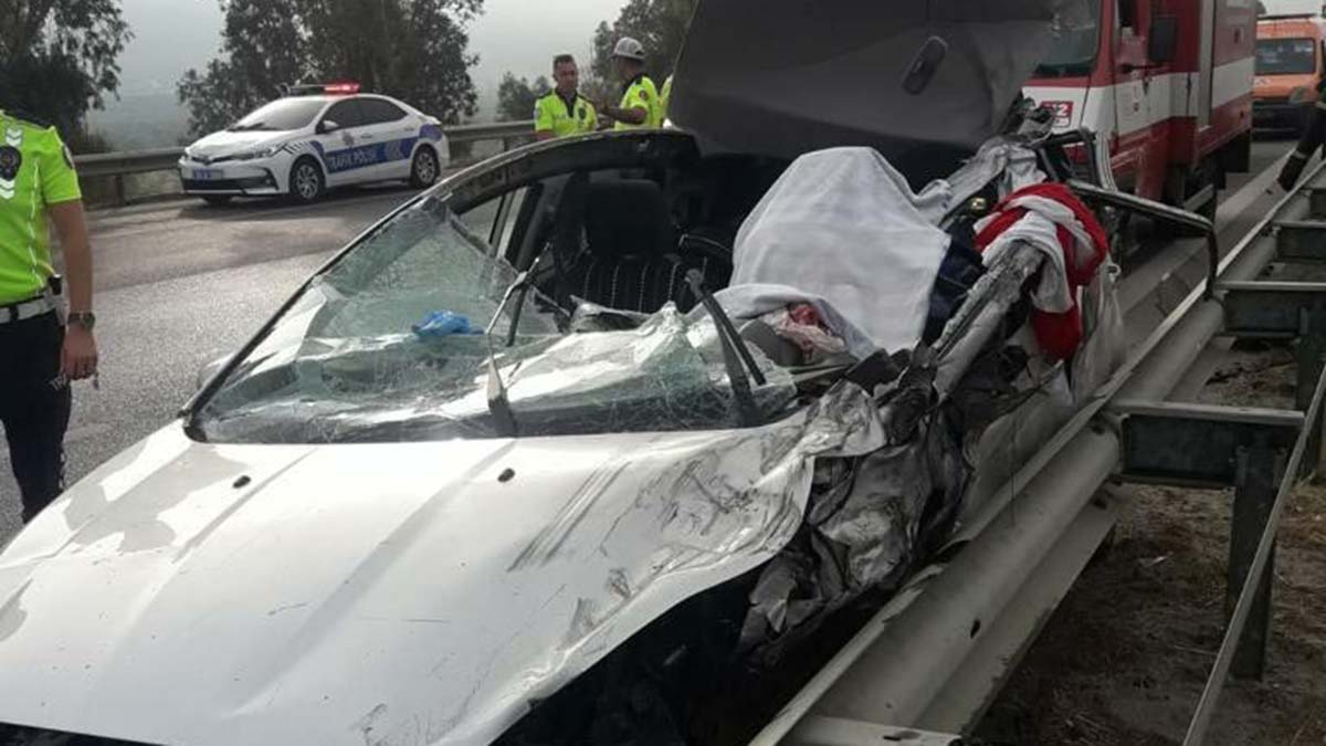 Otomobil çekiciye çarptı; anne öldü, 3 çocuğu yaralandı