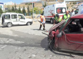 Otomobil ile hafif ticari araç çarpıştı: 9 yaralı