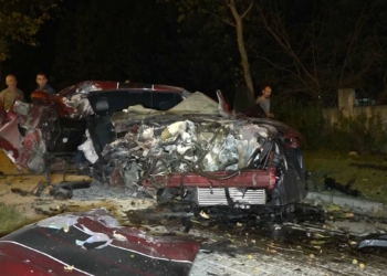 Otomobil kamyonetle çarpıştı: 1 ölü, 3 ağır yaralı