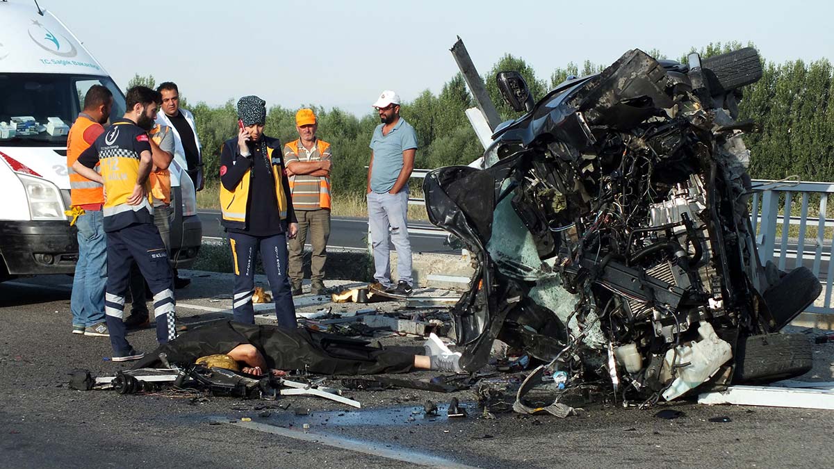 Otomobil köprü bariyerine çarptı: 3 ölü, 1 yaralı