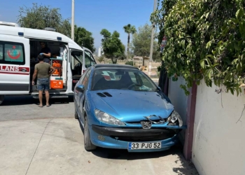Otomobil okul duvarına çarptı: 3 yaralı