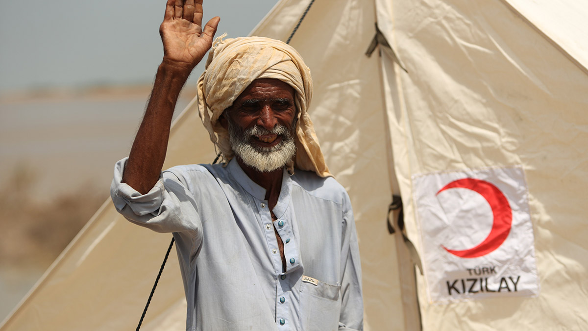 Pakistan'daki sel mağdurları afet çadırlarına yerleşiyor
