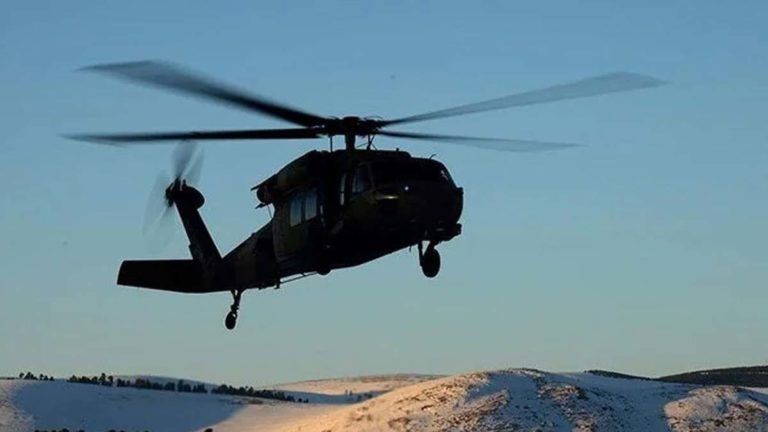 Pençe-Kilit bölgesinde helikopter kaza kırıma uğradı