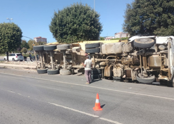 Pendik'te hafriyat kamyonu devrildi