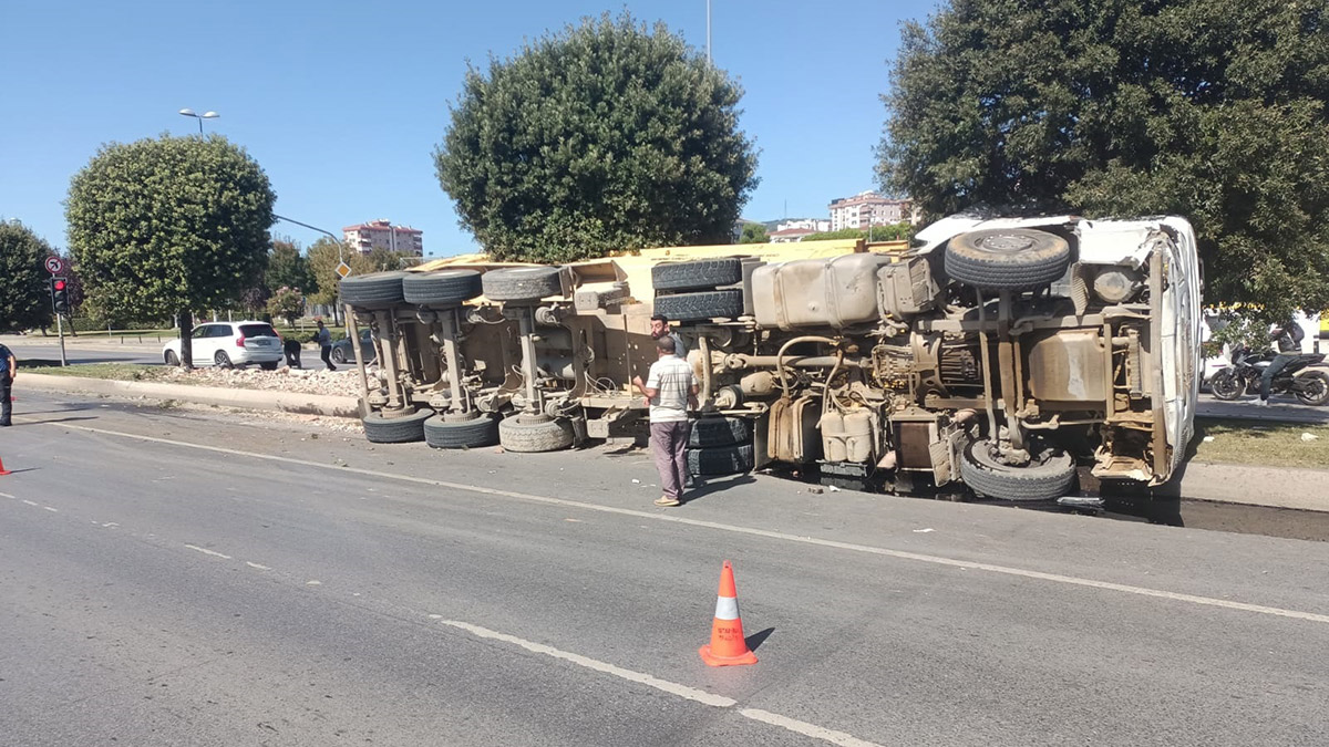 Pendik'te hafriyat kamyonu devrildi
