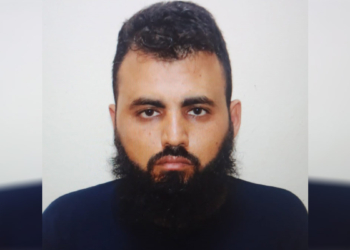 Plajda kadınların fotoğrafını çekerken yakalandı