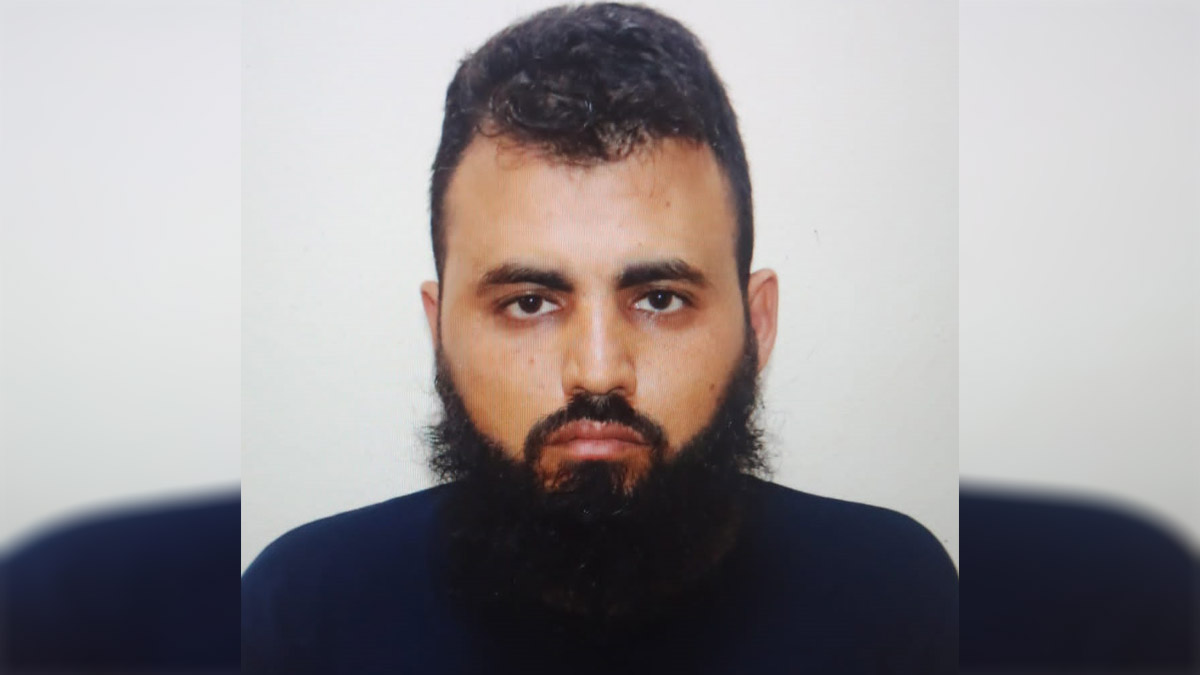 Plajda kadınların fotoğrafını çekerken yakalandı