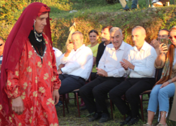 Rize'de, defilede 150 yıllık gelinlik sergilendi