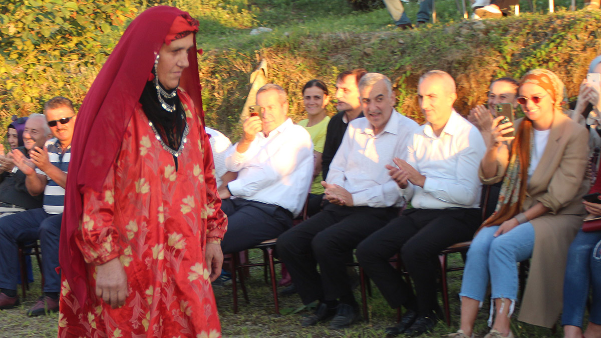 Rize'de, defilede 150 yıllık gelinlik sergilendi