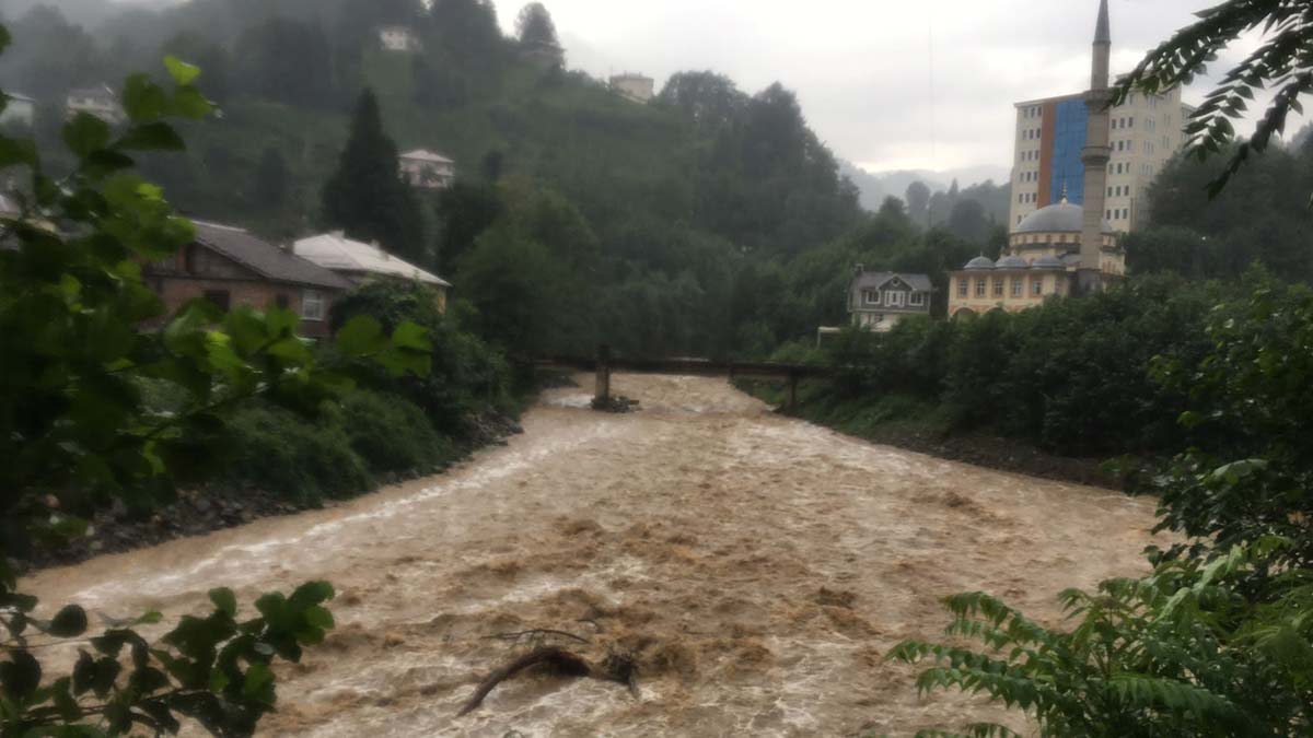 Rize'de sağanak yağış etkili oldu