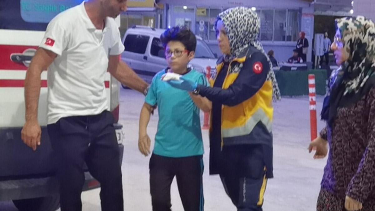 Salıncakta kopan parmağı, hastanede dikildi