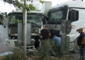Sancaktepe'de iki kamyonun çarpıştığı kaza kamerada