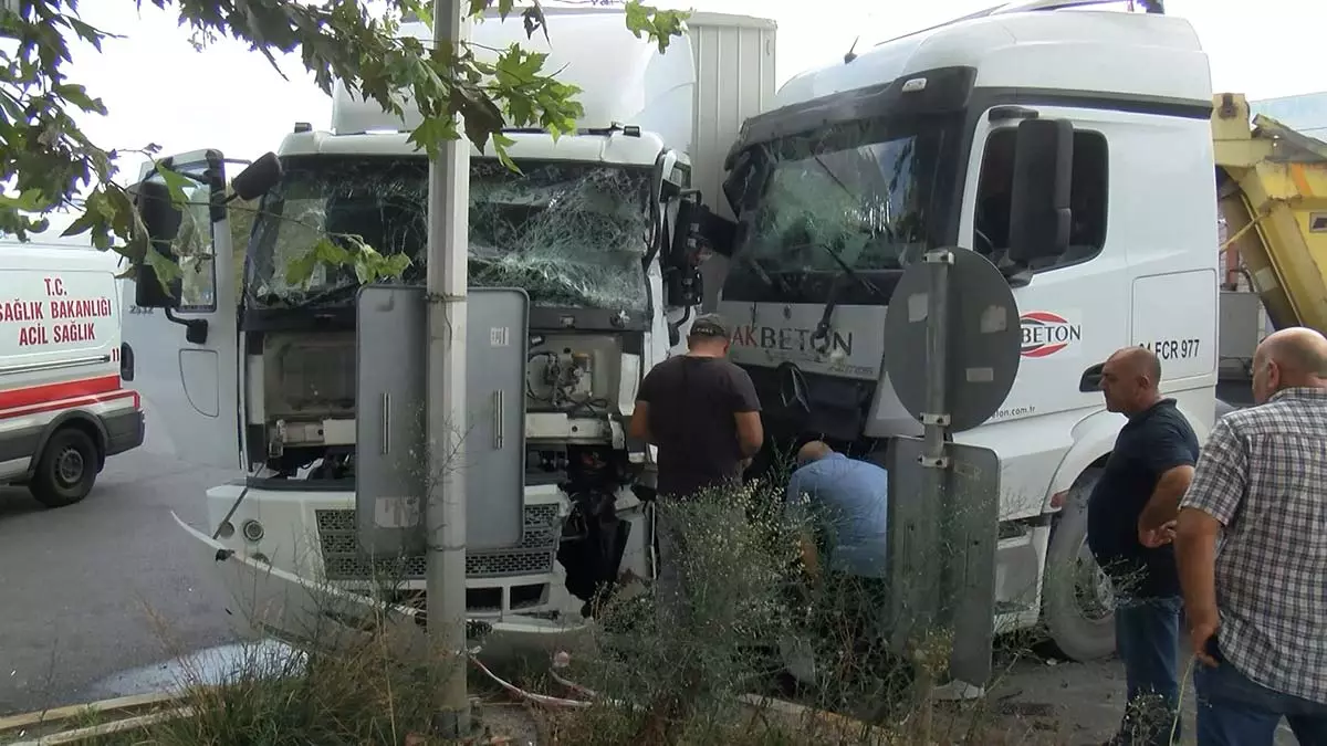 Sancaktepe'de iki kamyonun çarpıştığı kaza kamerada 