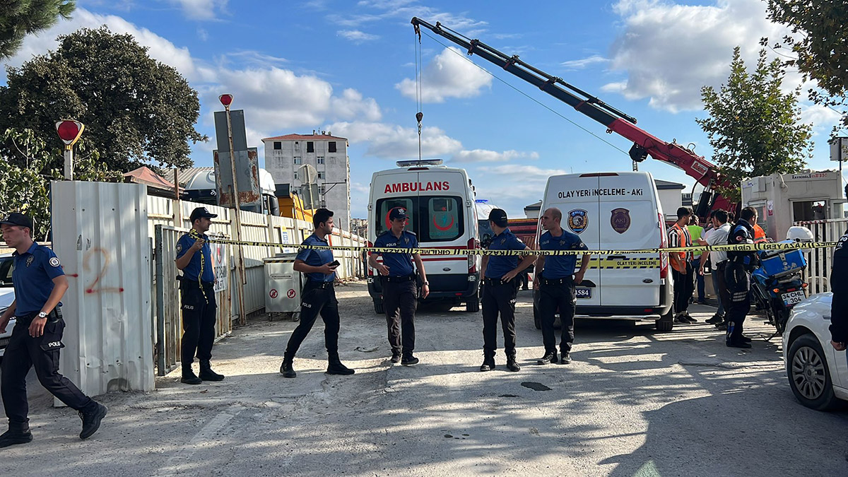 Sancaktepe'de kule vinç devrildi: 2 ölü