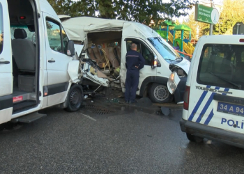 Sancaktepe'de servis minibüsleri çarpıştı; 4 yaralı
