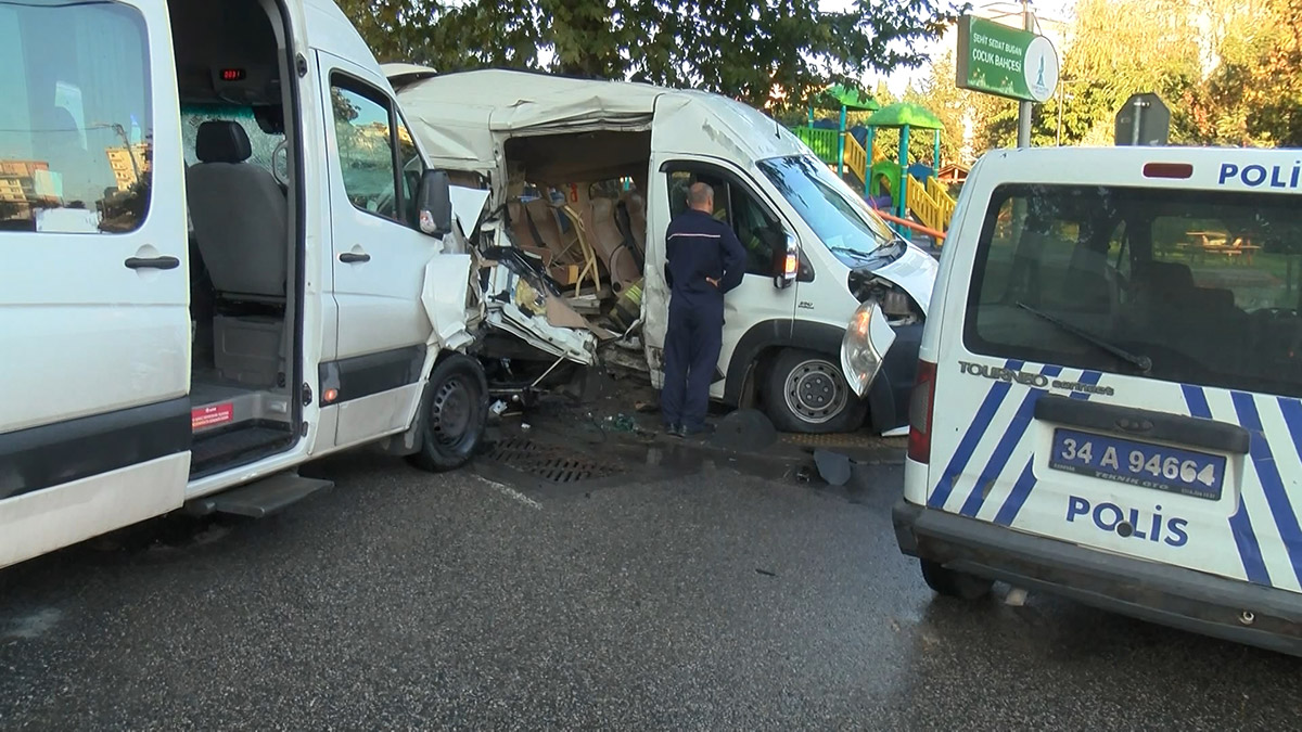 Sancaktepe'de servis minibüsleri çarpıştı; 4 yaralı 