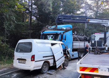 Sarıyer'de minibüs TIR'a çarptı: 2 ağır yaralı
