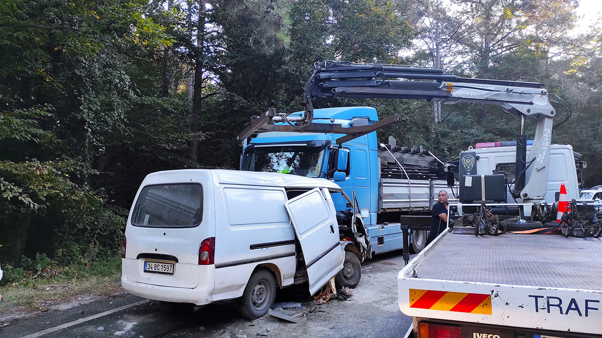 Sarıyer'de minibüs TIR'a çarptı: 2 ağır yaralı