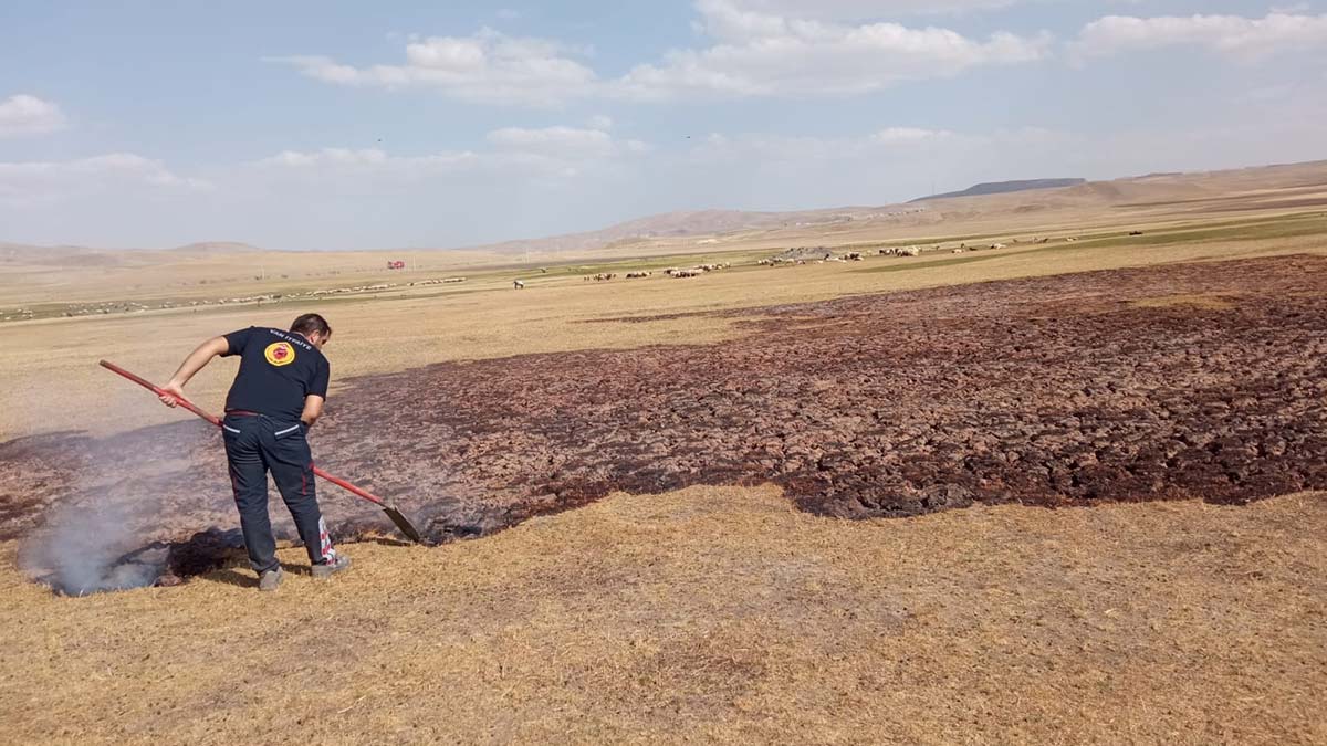 Sazlıkta içten içe yanan toprak söndürüldü