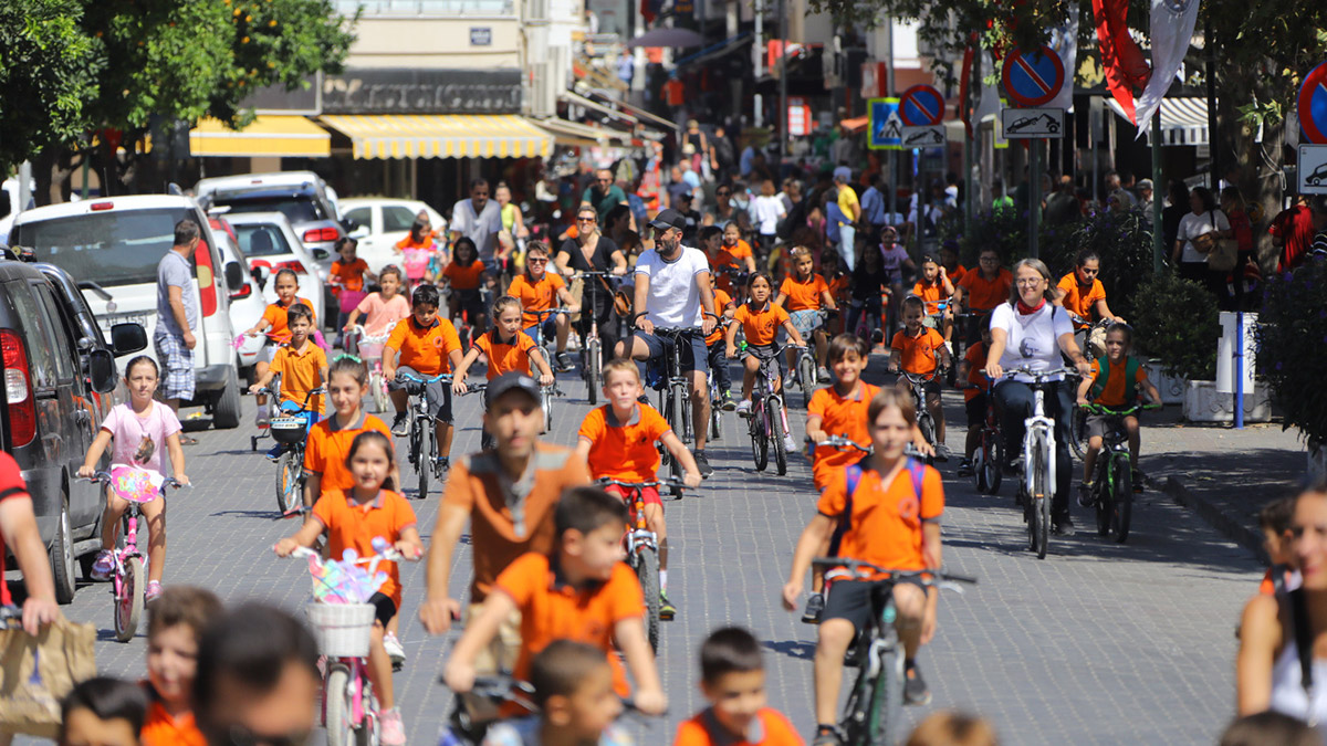 Selçuk'ta öğrenciler okula bisikletle gitti
