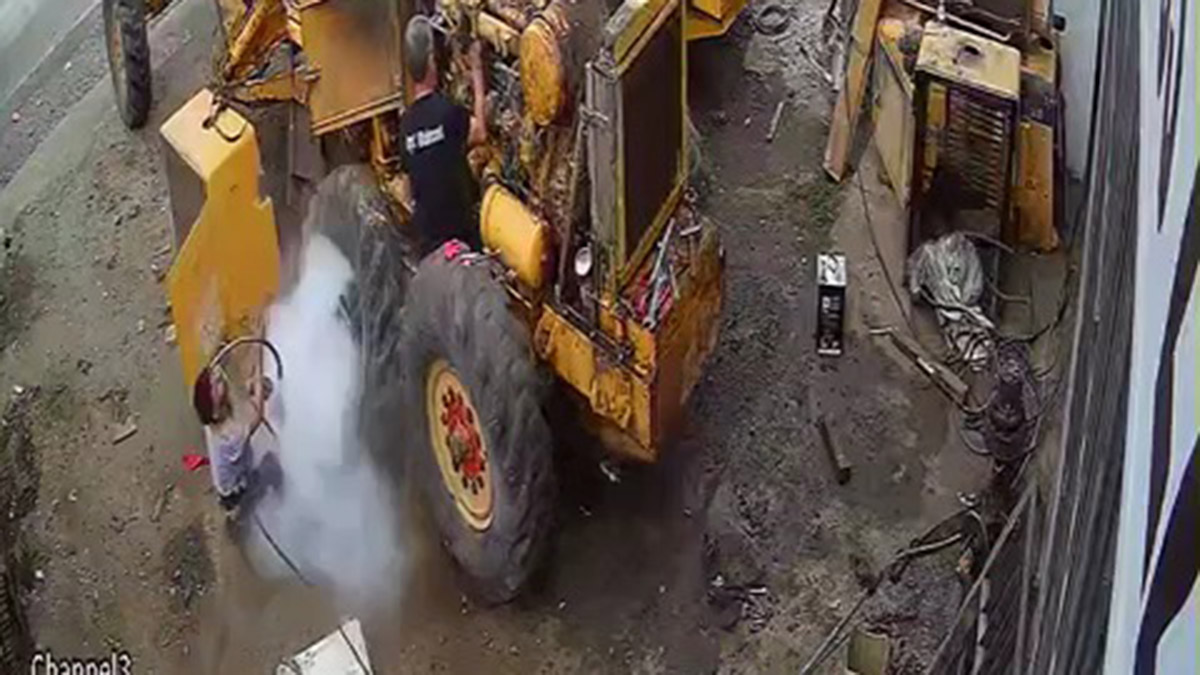 Şişirdiği iş makinesi lastiği patlayınca yaralandı