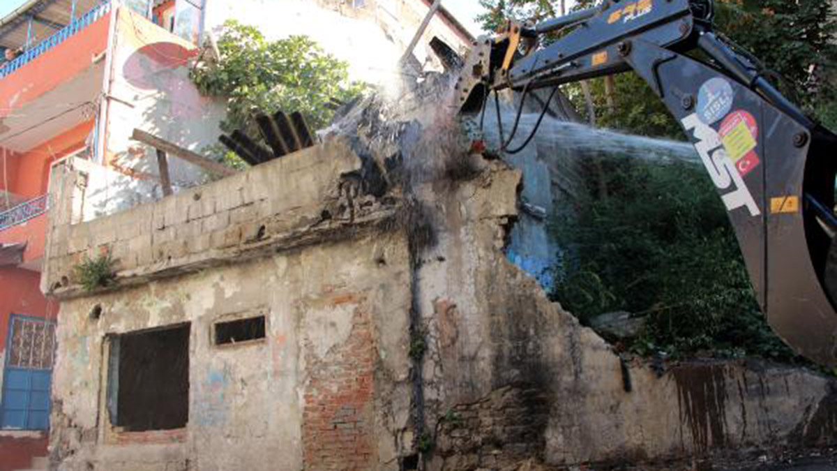 Şişli'de metruk yapılar yıkılıyor