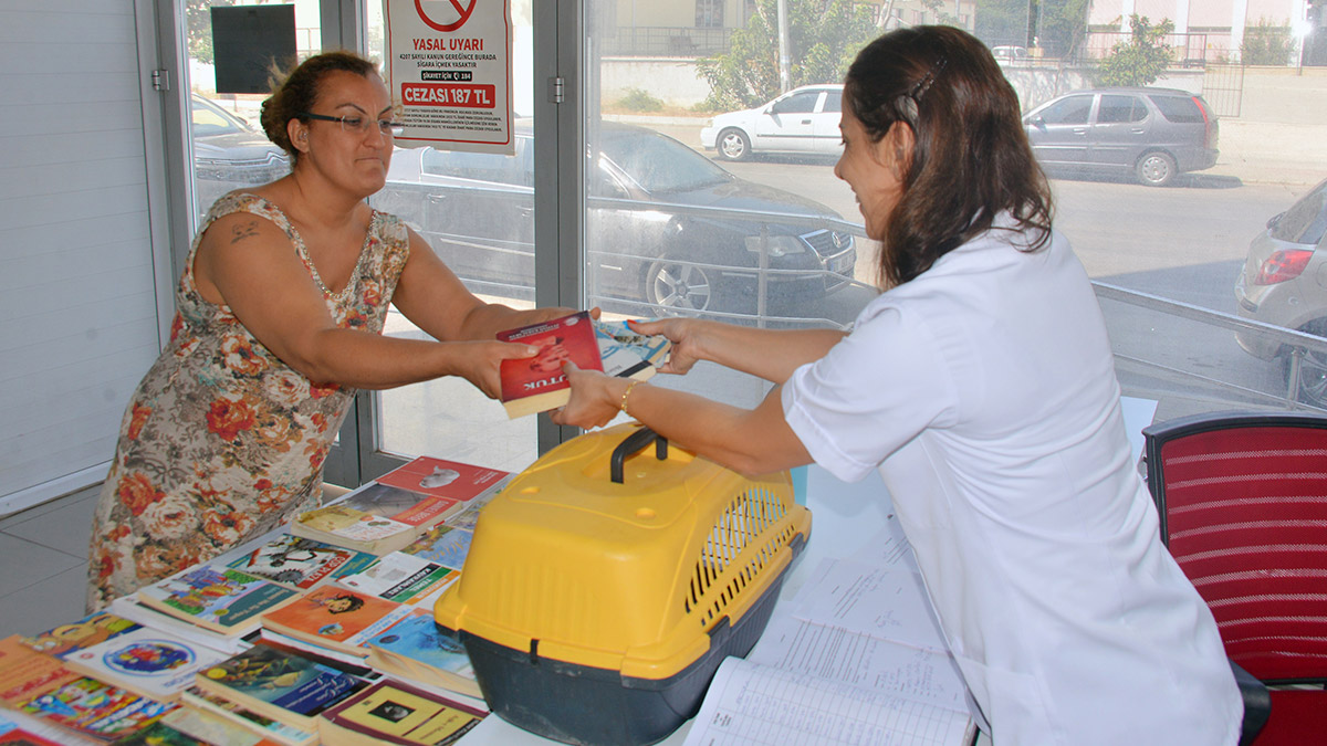 Sokak hayvanları kitap karşılığında kısırlaştırılıyor