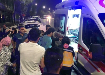 Sokak ortasındaki bıçaklı kavga: 3 yaralı
