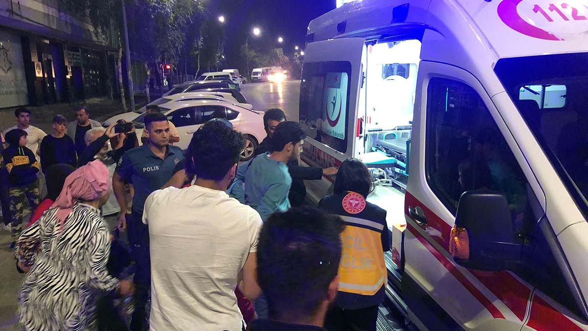 Sokak ortasındaki bıçaklı kavga: 3 yaralı