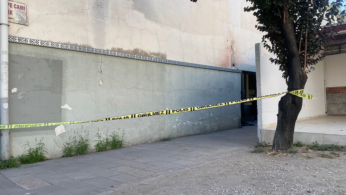 Sokakta darp izleri olan erkek cesedi bulundu