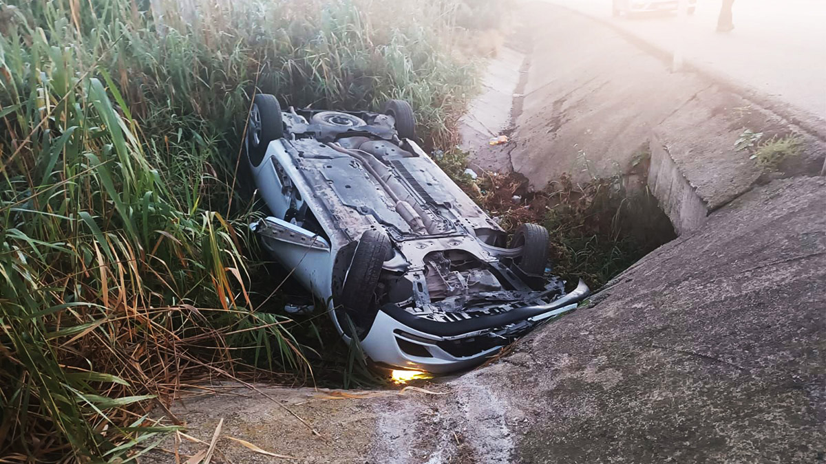 Su kanalına devrilen otomobilin sürücüsü yaralandı