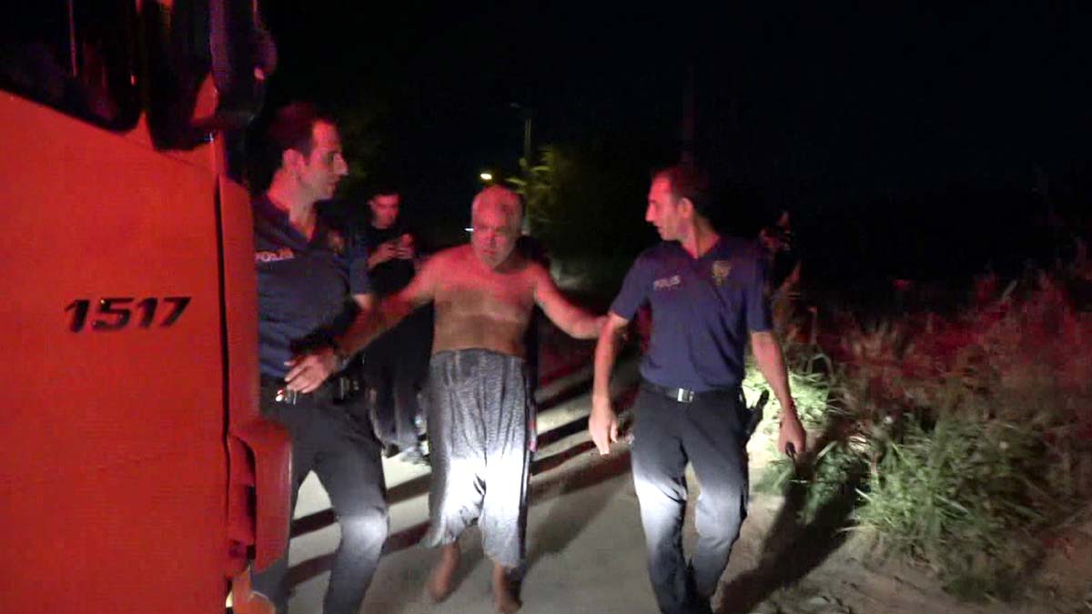 Su kanalında çamura saplandı, itfaiye kurtardı