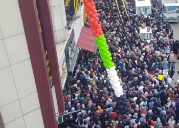 Sultanbeyli'de indirim yapan mağazaya izdiham