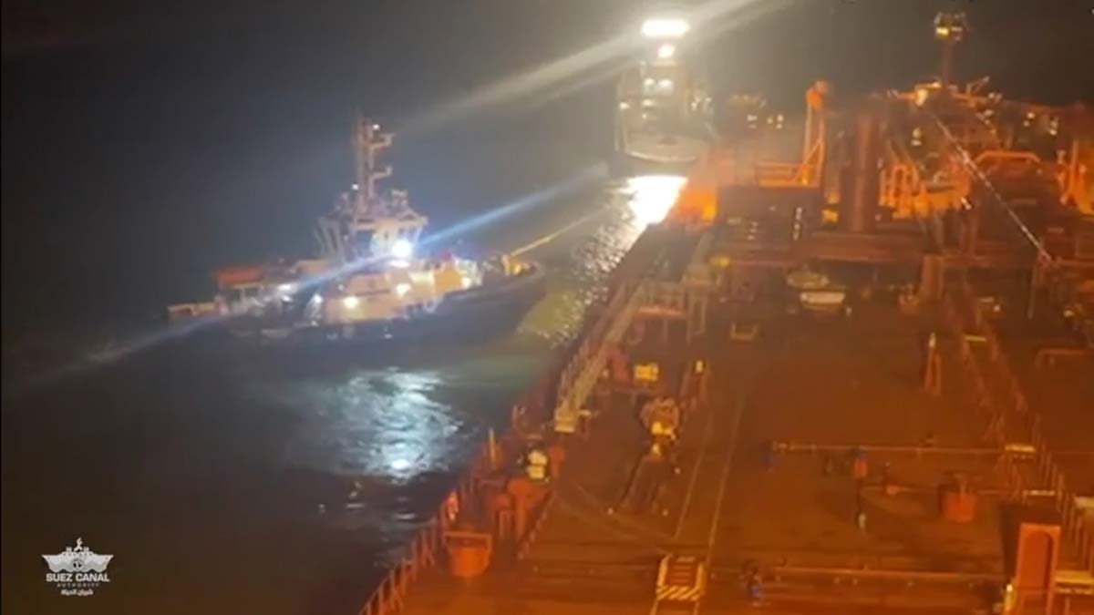 Süveyş Kanalı'nı tıkayan petrol tankeri kurtarıldı
