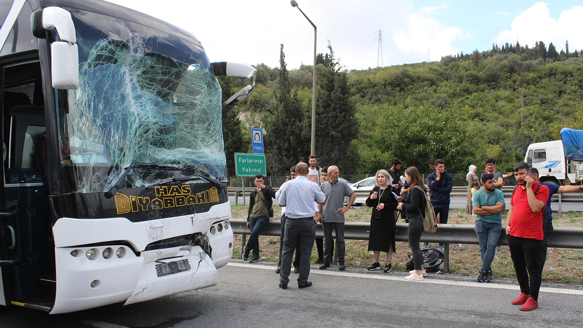 TEM otoyolunda zincirleme kaza: 1'i çocuk 4 yaralı