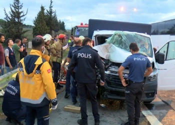 TEM'de iki kamyonet çarpıştı: 1'i ağır 2 yaralı 